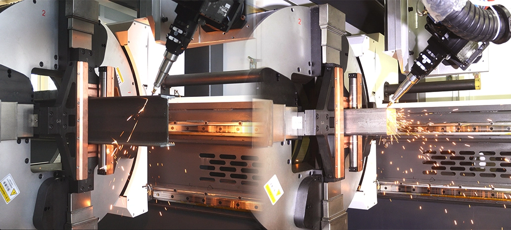 découpe de précision sur un tube métallique par un découpeur laser de tubes.webp