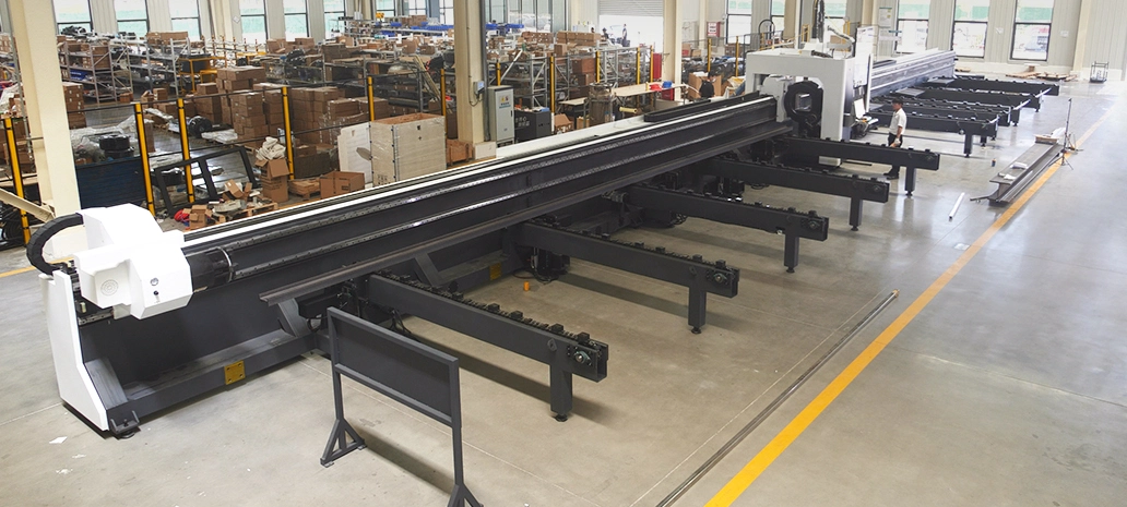 Système de chargement automatisé sur une machine de découpe laser de tubes CNC.webp